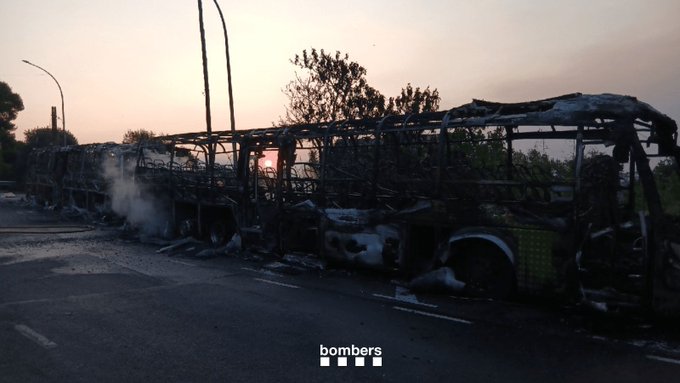Dos autobusos queden completament calcinats en un incendi a Corbera de Llobregat