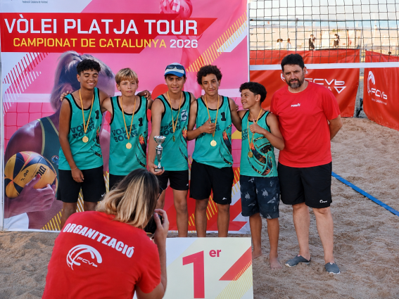 El Voleiboom Castelldefels fa història i classifica tres equips per al Campionat d’Espanya de vòlei platja