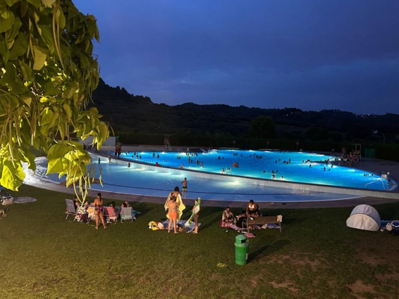 Olesa de Montserrat recupera el bany nocturn a la piscina municipal d’estiu