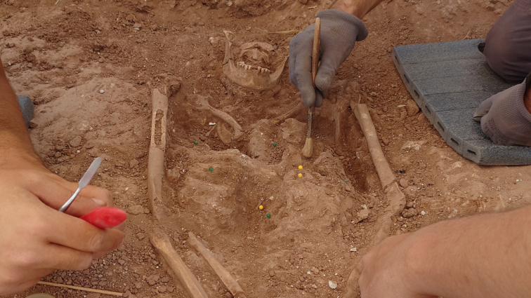 Troben una tomba romana de fa dos mil anys a l’entorn del Castell de Castelldefels
