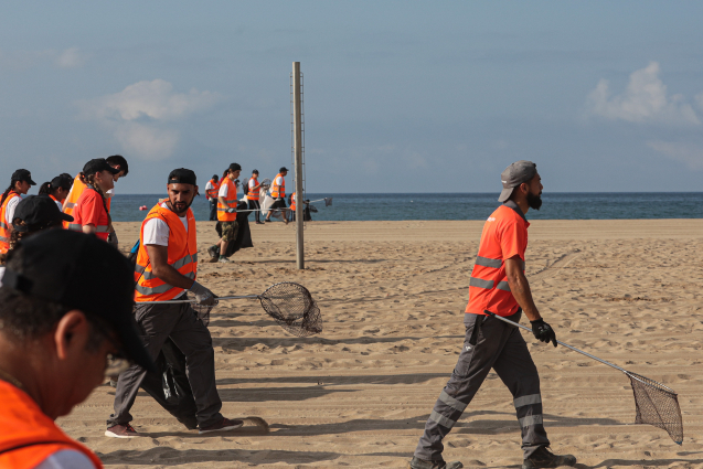Un dispositiu de 160 operaris netejarà les platges metropolitanes a partir de les sis del matí de Sant Joan