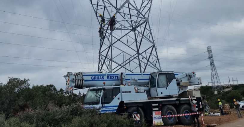 Red Eléctrica reprèn les obres per desviar la línia d’alta tensió fora del nucli urbà de Begues