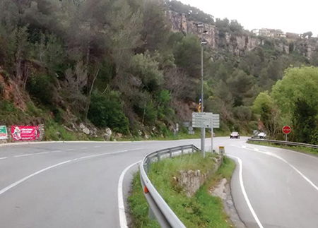 Un motorista perd la vida en un xoc contra un camió a l'AP-7 al Papiol