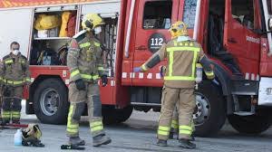 Cinc persones ateses en un incendi en un bloc de pisos a Viladecans
