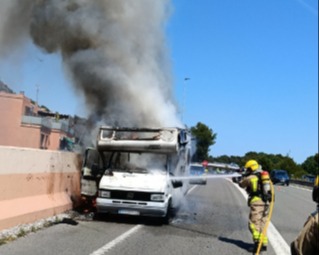 Un incendi destrueix completament una autocaravana a la C-32 a Castelldefels