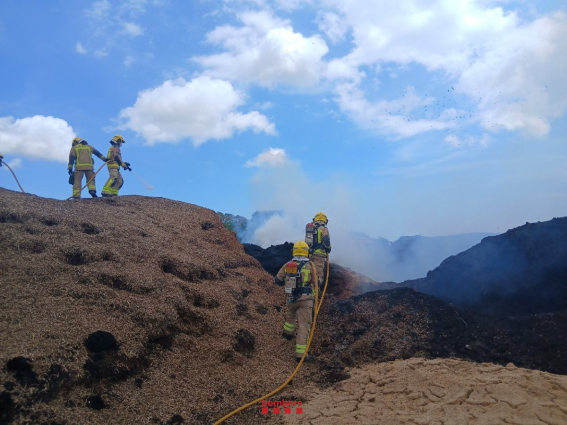Un incendi crema dues piles de compostatge en una empresa de reciclatge a Sant Boi de Llobregat