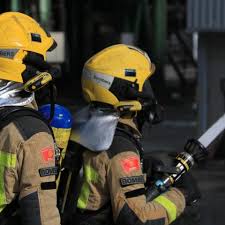 L'incendi d'un pàrquing a Esparreguera va calcinar tres vehicles i va obligar a confinar els veïns