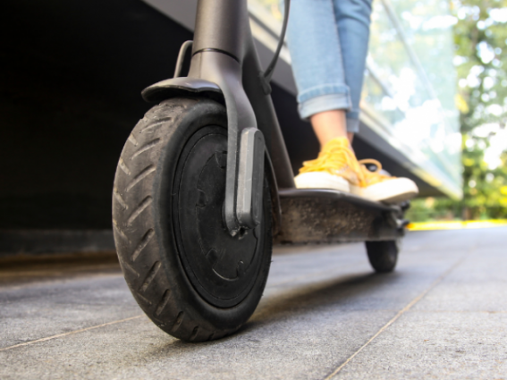 Viladecans llança la campanya '¡Qué susto!' i reforça el control de patinets