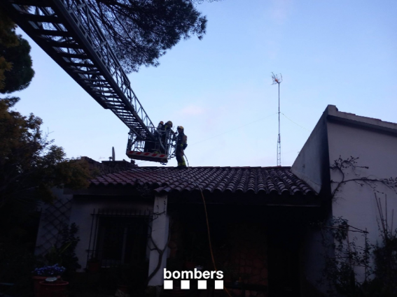 Un home mor en l'incendi d'una casa unifamiliar a Begues