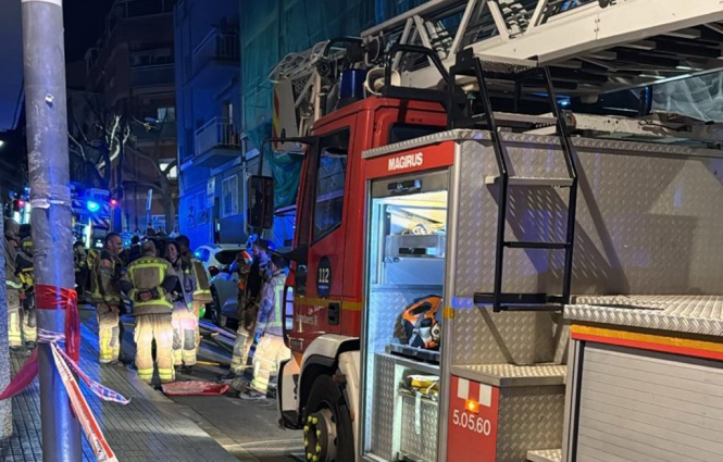 Tres pisos inhabilitables i un ferit crític en un aparatós incendi al carrer Dos de Maig de Viladecans