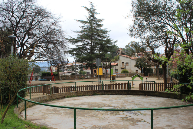 Castellví de Rosanes tanca La plaça del Roure dos mesos per obres de remodelació