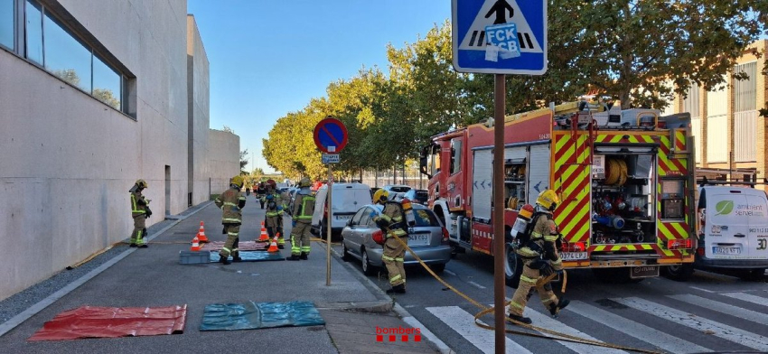 Dues intervencions dels Bombers deixen un ferit per clor a Cornellà i un incendi en un taller de Sant Joan Despí