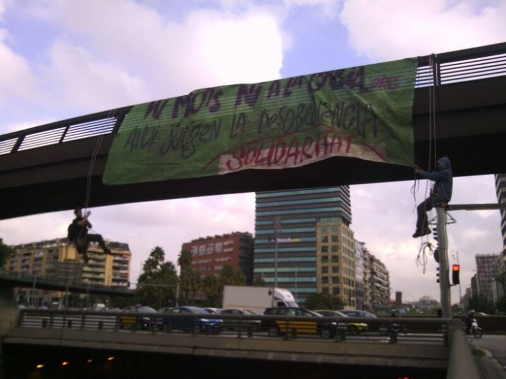 SUCCESSOS: Dos activistes de ‘Ni Muts ni a la Gàbia’ es pengen del pont de la plaça Cerdà
