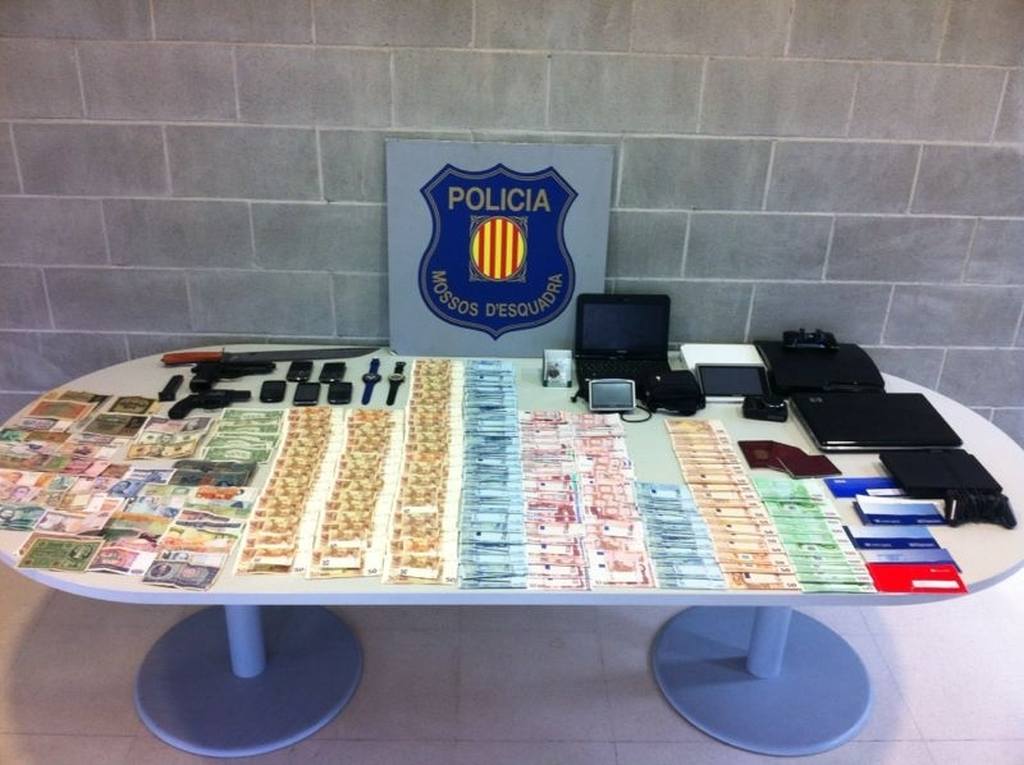 Els Mossos desarticulen un grup de lladres especialitzats en robatoris a cases al Baix Llobregat i en la venda de moneda falsificada