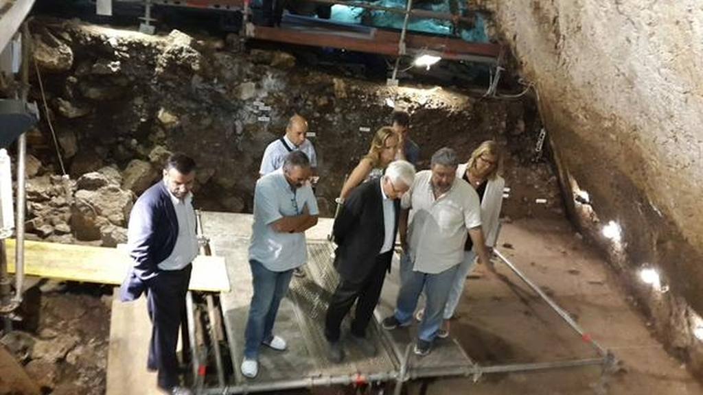 El conseller Ferran Mascarell visita la Cova de Sadurní de Begues