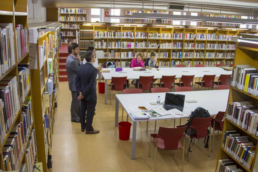 Augmenten els usos tecnològics de la biblioteca Pau Vila