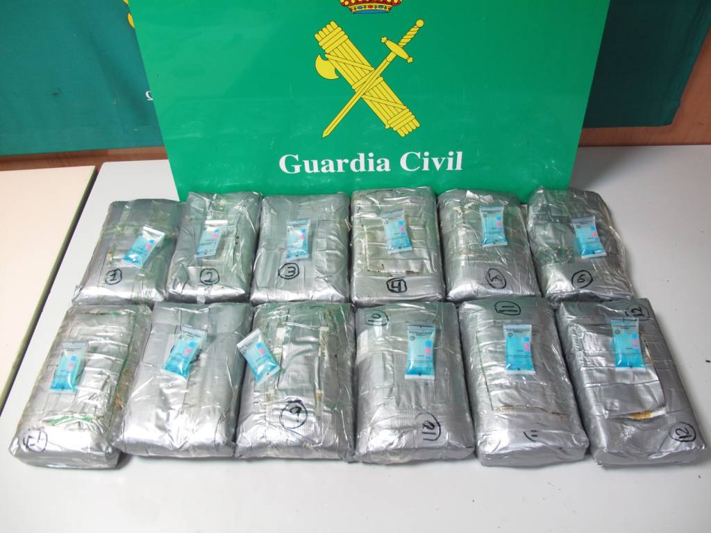 La Guàrdia Civil intervé prop de 15 quilos de cocaïna en l'aeroport