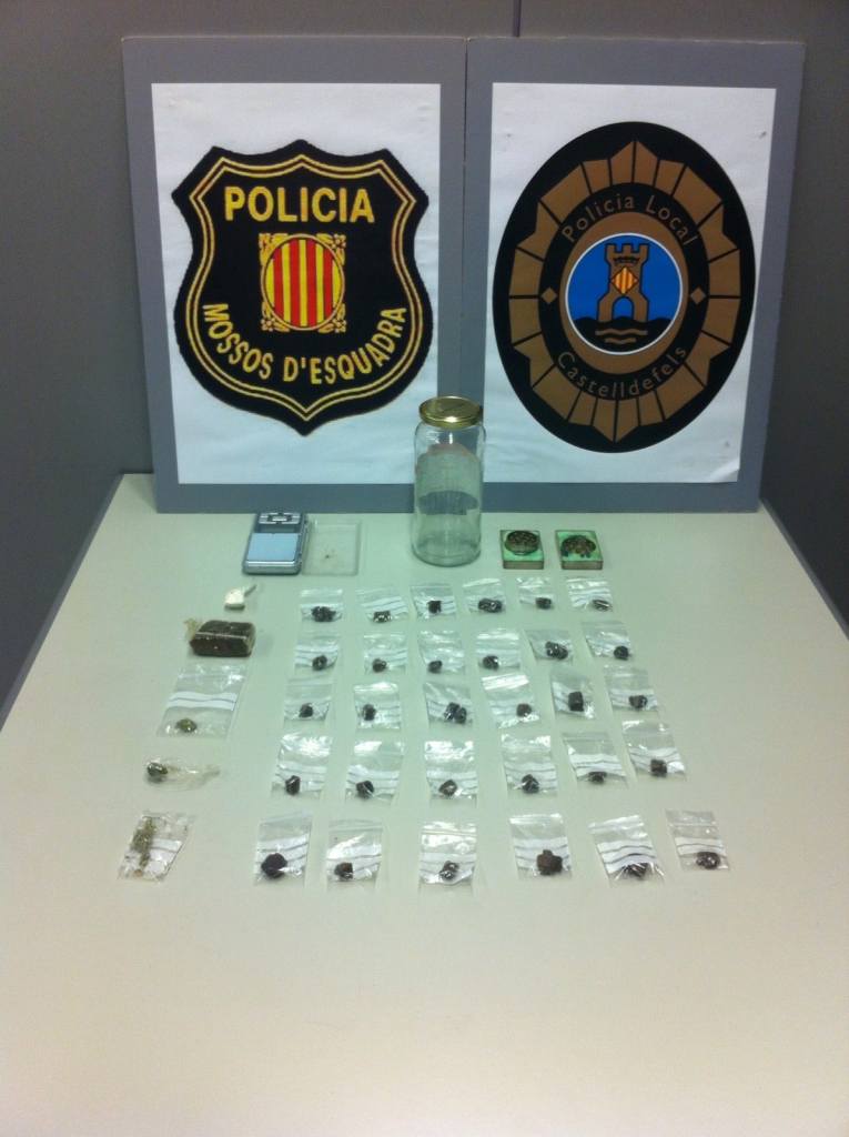 Detingut un traficant de drogues al parc de la Muntanyeta de Castelldefels