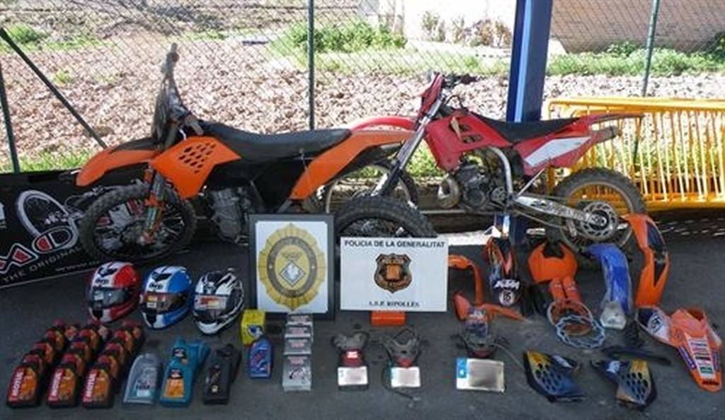 Els Mossos recuperen una motocicleta i equipament d'alta competició