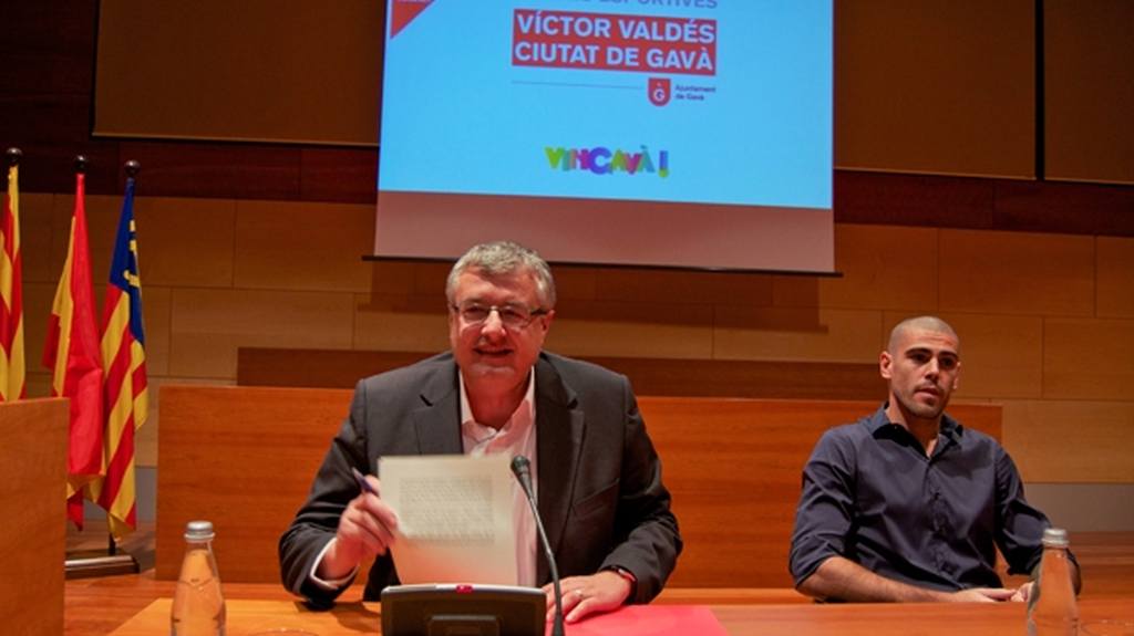 Víctor Valdés torna a recolzar l’esport gavanenc amb les seves beques