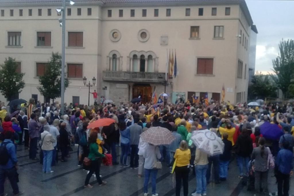 El Baix Llobregat protesta contra la suspensió de la consulta del 9-N pel Tribunal Constitucional