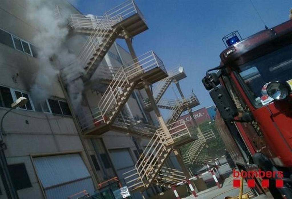 Dues persones afectades en un incendi en una fàbrica a Martorell