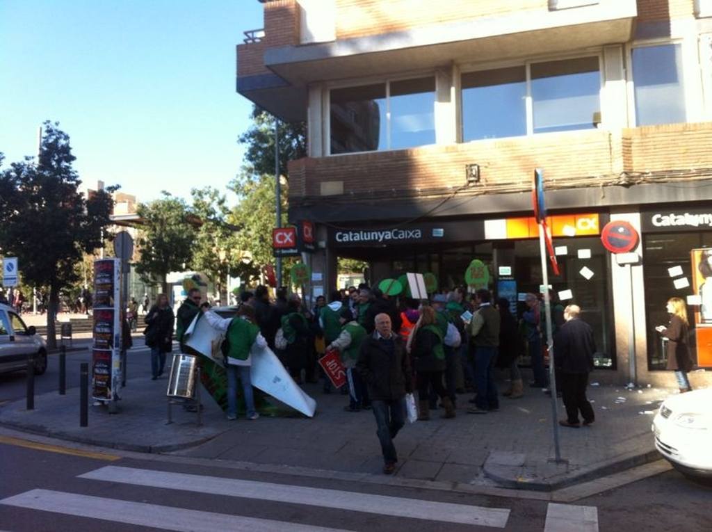 SOCIETAT: La PAH actua a Sant Boi de Llobregat en una oficina de Catalunya Caixa