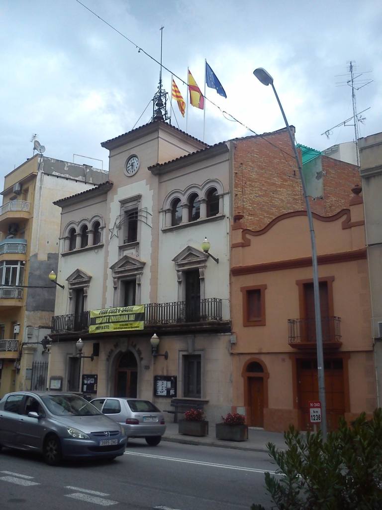 L’Ajuntament de Vallirana col·loca la bandera espanyola a la façana