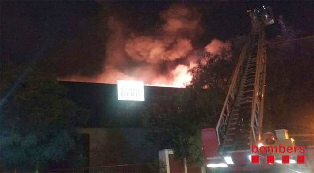 Els Bombers de la Generalitat treballen en un incendi a Gavà