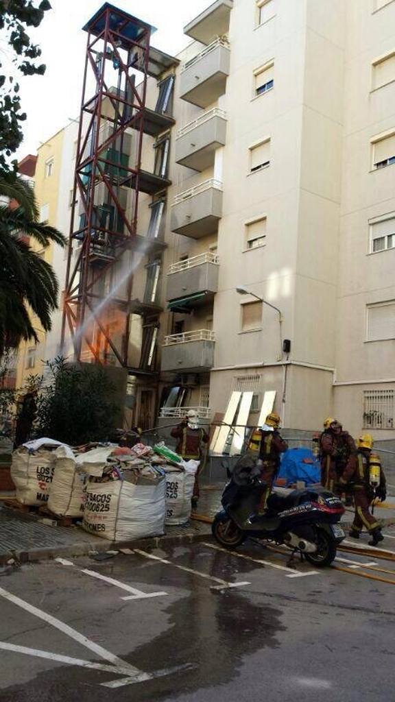 El Bombers de la Generalitat extingeixen un incendi en un edifici de Sant Boi de Llobregat