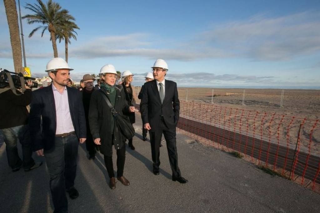 SOCIETAT: La ministra Isabel García visita les obres de remodelació del passeig Marítim de Castelldefels