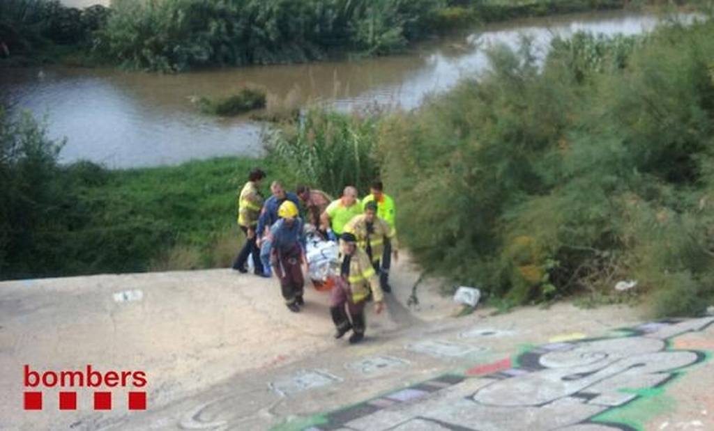 SUCCESSOS: Rescaten un home que havia caigut al riu Llobregat