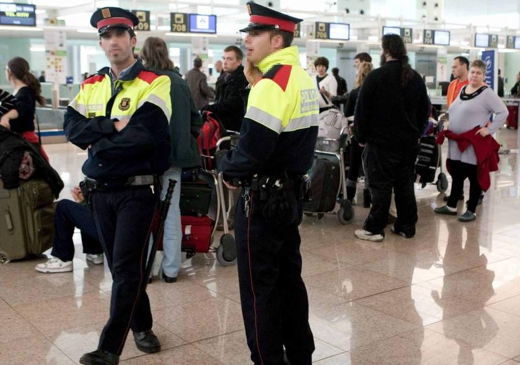 Un mosso fora de servei deté in fraganti tres furtadors a l'aeroport