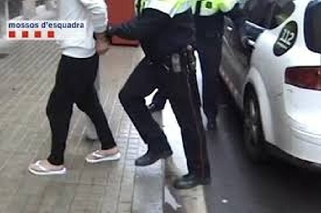 Els Mossos detenen un santandreuenc per furtar en cinc botigues