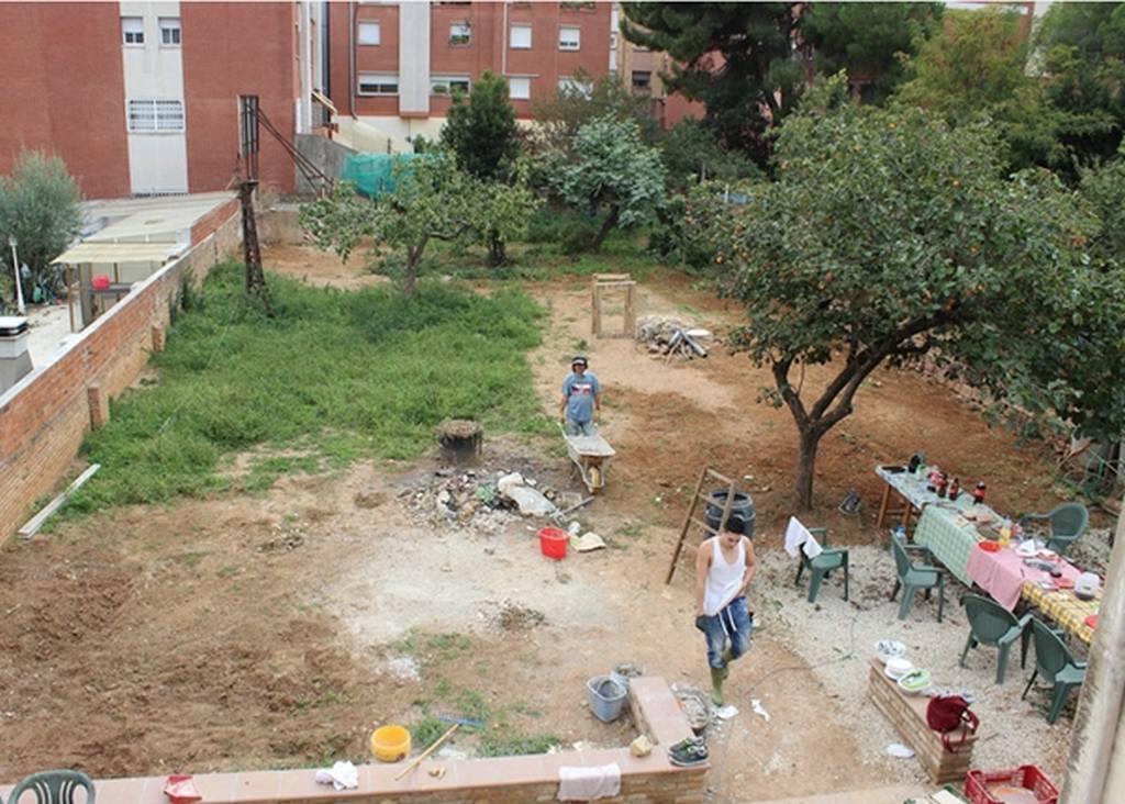Rehabiliten dues cases per fer un hort comunitari ecològic