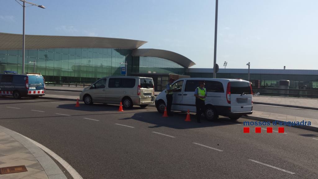 Actuació dels Mossos contra l'activitat il·legal al sector del taxi a l'Aeroport de Barcelona-el Prat