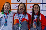 Núria Marquès amb les altres dues nedadores que també van pujar al podi