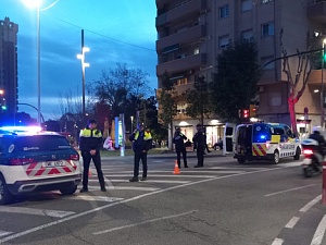 Control policial al costat de l'Ajuntament d'Esplugues
