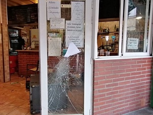 Imatge del bar afectat després de la baralla