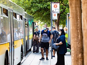 L’AMB ha començat a instal·lar i activar aquests dies les primeres noves parades dobles d’autobús a la metròpolis de Barcelona