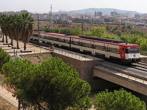 Els trens passen de llarg per l'estació de Sant Ildefons