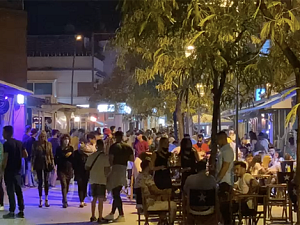 Milers de persones omplien els carrers de la zona de platja de Castelldefels