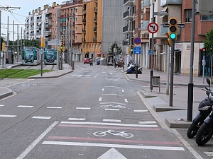 El nou carril bici està inscrit a la calçada i comparteix espai amb els vehicles de motor