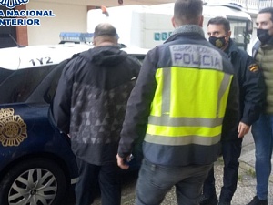 gents de la Policia Nacional han detingut a l'interior d'un concessionari de cotxes al Prat de Llobregat a un fugitiu buscat per l'Audiència Nacional