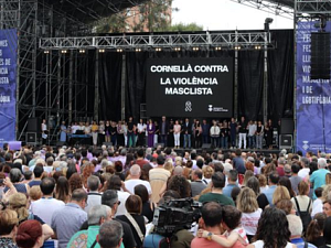 Prop d’unes sis mil persones de totes les edats, segons fonts de la Guàrdia Urbana, van participar ahir diumenge en una concentració silenciosa de cinc minuts a la plaça Catalunya de Cornellà de Llobregat