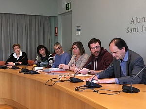 A la imatge, l'alcalde, Josep Perpinyà, el regidor d'Educació, Just Fosalva, i les persones responsables dels centres educatius implicats en el projecte