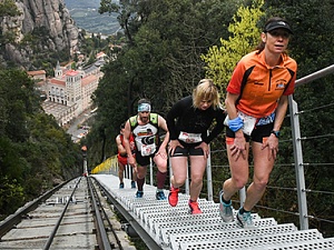 La cursa Vertical Montserrat consistirà a pujar les escales de servei que hi ha en el recorregut de l’estació inferior del funicular de la Santa Cova i el de l’estació superior del funicular de Sant Joan