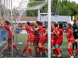 Les vermelles celebren el seu ascens a la segona categoria del futbol femení