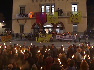 Centenars de persones van sortir ahir al vespre silenciosament al carrer aquest vespre a Sant Vicenç dels Horts