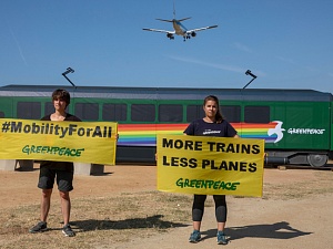 Un grup d’activistes de Greenpeace va instal·lar ahir al matí un tren de més de 12 metres de llarg al costat de l’Aeroport Josep Tarradellas Barcelona-El Prat 